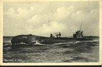 
Op deze ansichtkaart wordt een nieuwer 
type onderzeer de Hr. Ms. K XVI. getoond, 
die in 1941 door een Japanse onderzeeboot
is getorpedeerd en eveneens is vergaan. 

(Klik erop voor een vergroting)
